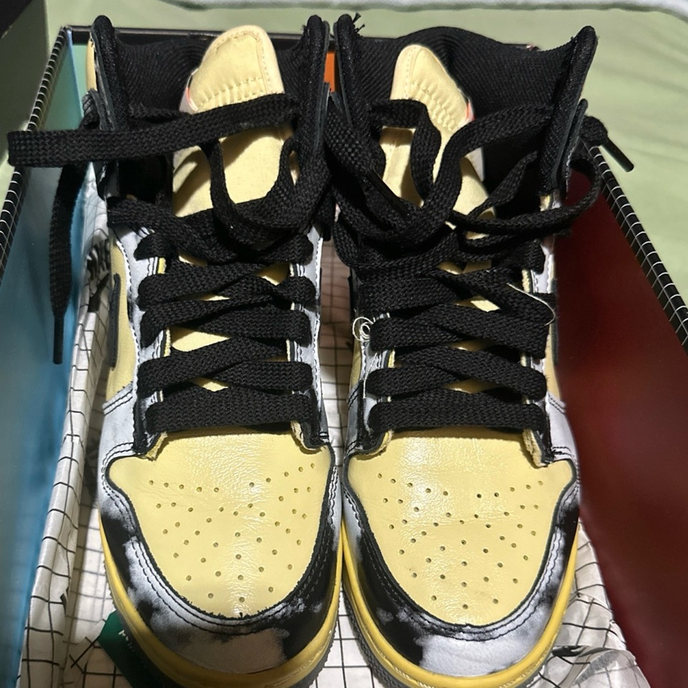 Nike Dunk Hi Lemon Drop Boys size 4  women’s 6